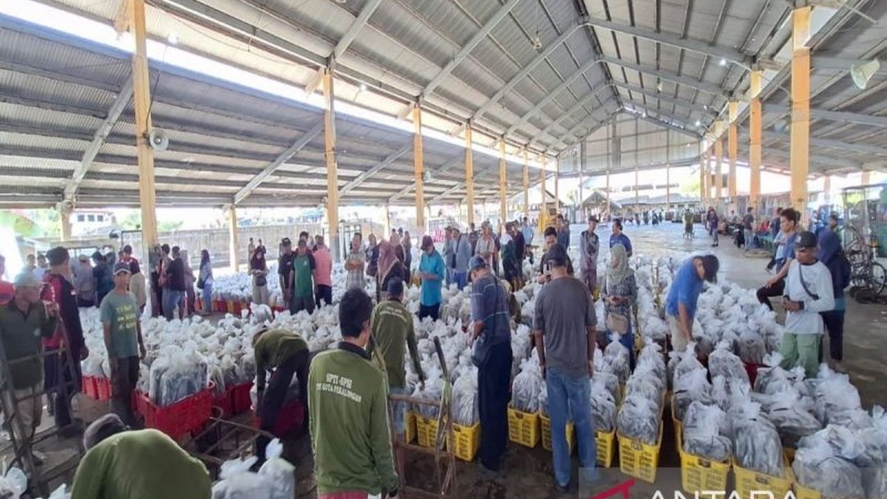 Aktivitas lelang ikan di TPI Pekalongan pada Februari 2026 mencatat kenaikan signifikan hingga 170 ribu ton, mendorong geliat ekonomi daerah dan mengantisipasi lonjakan pasca-Lebaran.
