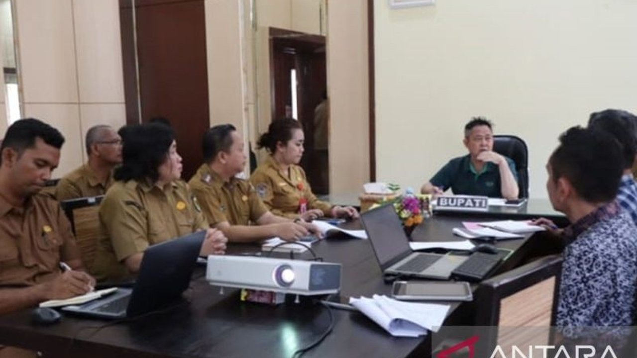 Pemerintah Kabupaten Katingan fokus pada pengembangan Pasar Rakyat Hiyang Bana di Desa Hiyang Bana untuk memperkuat ekonomi masyarakat, menyediakan fasilitas layak, dan membuka peluang usaha baru melalui proyek strategis ini.