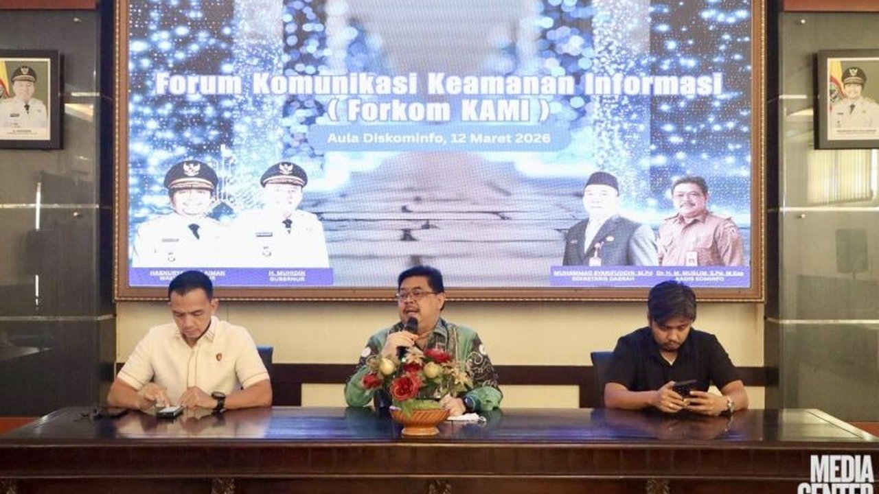 Dinas Komunikasi dan Informatika Provinsi Kalimantan Selatan (Diskominfo Kalsel) serius perkuat keamanan siber daerah. Mereka membentuk Forum Komunikasi Keamanan Informasi (Forkom KAMI) untuk meningkatkan koordinasi lintas instansi dalam mengantisipasi an