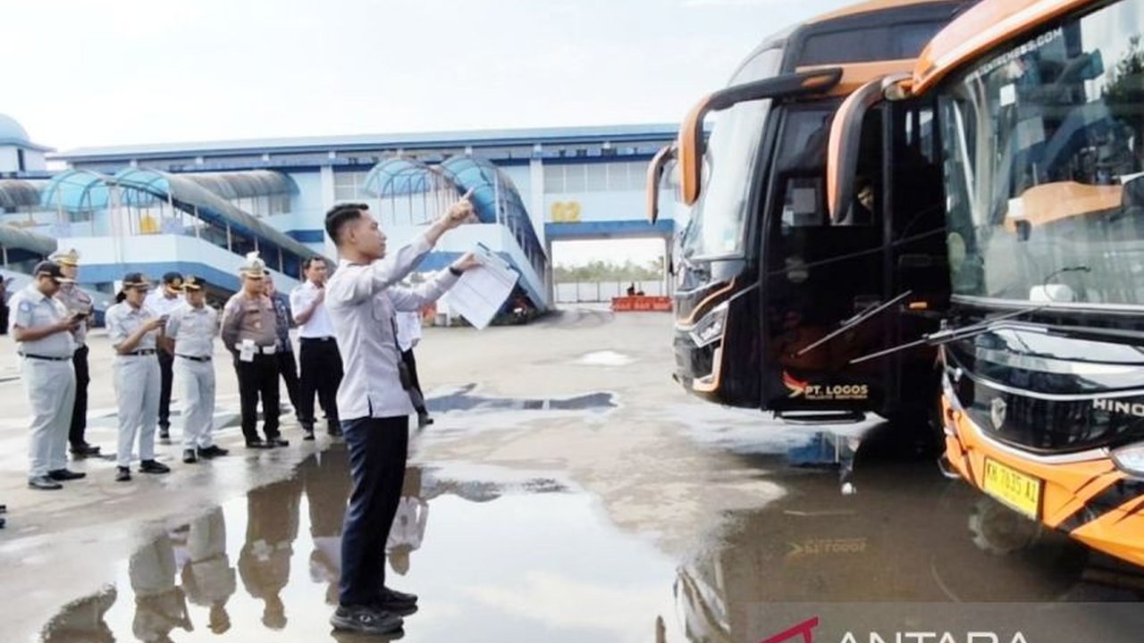 Polda Kalsel bersama instansi terkait memastikan seluruh armada bus di Terminal Gambut Barakat layak angkut pemudik Lebaran 2026. Ini bagian dari upaya menyeluruh meningkatkan Kesiapan Angkutan Mudik Lebaran 2026 Kalsel.