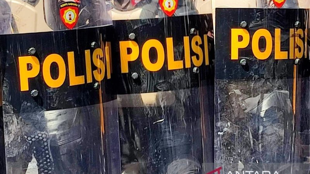 Kepolisian terus menyelidiki kasus penyerangan molotov di Kampus UNM Makassar yang melukai dua mahasiswa. Insiden ini terjadi dini hari dan terekam CCTV, memicu desakan pengusutan tuntas.