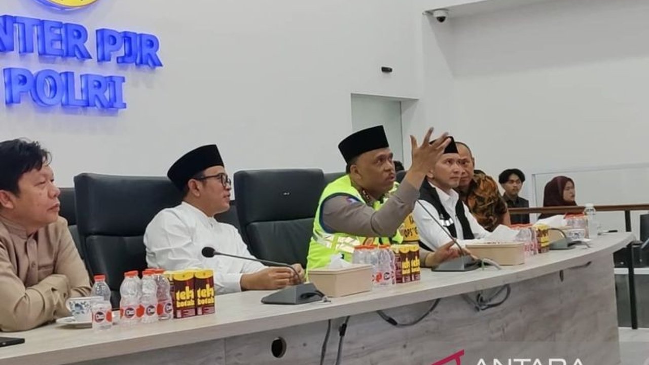 Korlantas Polri mengandalkan infrastruktur teknologi canggih seperti ETLE, drone, dan body cam untuk memantau serta mengelola arus lalu lintas selama Operasi Ketupat 2026, menjamin kelancaran perjalanan masyarakat.