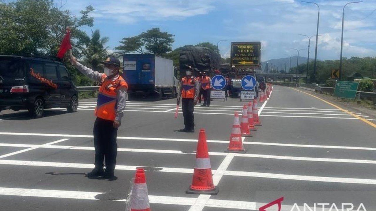 Polda Banten mulai memberlakukan penyekatan arus mudik menuju Pelabuhan Merak untuk mengurai kepadatan lalu lintas jelang Lebaran 2026, mengalihkan kendaraan ke pelabuhan alternatif dan menjaga kelancaran distribusi logistik.