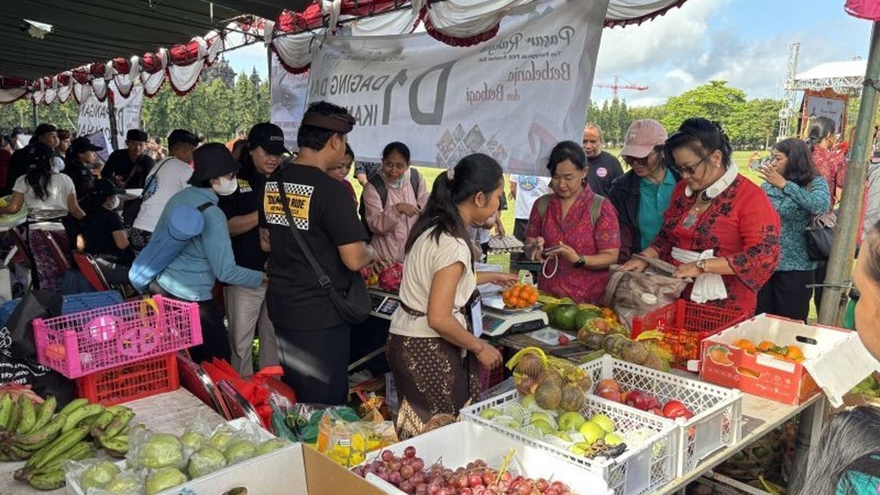 Tim Penggerak PKK Bali menggelar Pasar Rakyat jelang Nyepi dan Idul Fitri, menargetkan omzet Rp500 juta bagi petani dan UMKM lokal, sekaligus menyediakan kebutuhan pokok dengan harga terjangkau bagi masyarakat.