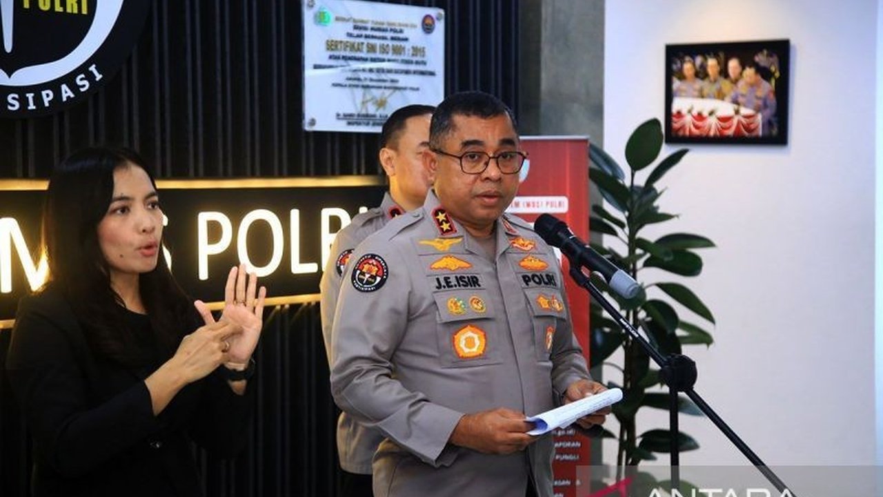 Polri berkomitmen mengungkap kasus penyiraman air keras terhadap aktivis KontraS Andrie Yunus, dengan fokus pada pemeriksaan saksi dan analisis rekaman CCTV untuk kejelasan dan penangkapan pelaku.