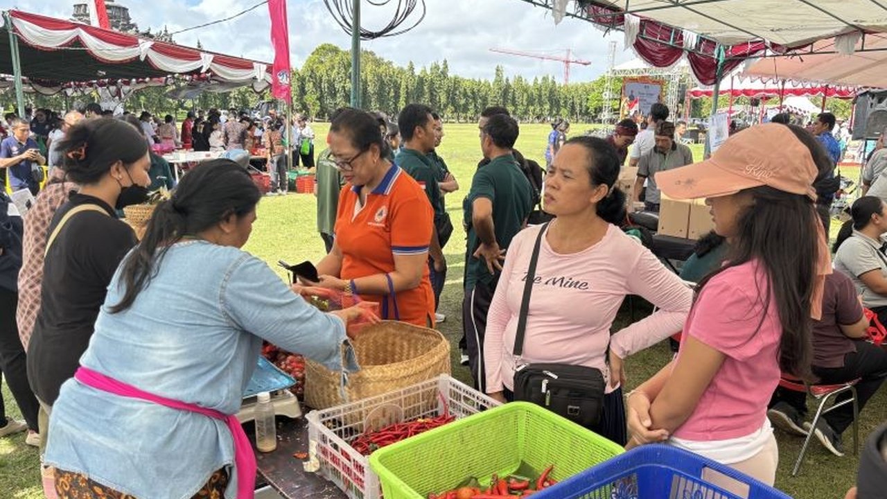 Dinas Pertanian dan Ketahanan Pangan Bali menggalakkan Pasar Rakyat untuk membantu masyarakat menghadapi lonjakan harga cabai jelang Nyepi dan Idul Fitri, menawarkan harga lebih terjangkau langsung dari petani.