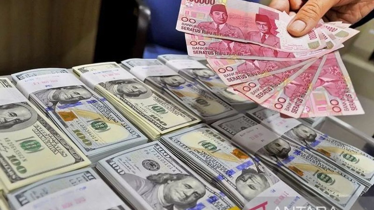 Nilai tukar Rupiah melemah 0,18 persen terhadap dolar AS pada pembukaan perdagangan Jumat pagi, mencapai Rp16.923. Pelemahan Rupiah ini dipicu sentimen global dan domestik yang perlu dicermati pasar.
