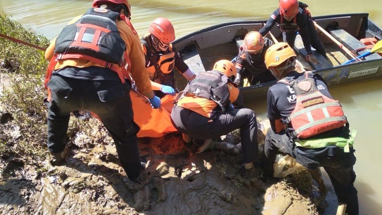 Tim SAR gabungan berhasil menemukan jasad bocah Arkenan Jowan yang terseret arus sungai di Ciamis, mengakhiri pencarian intensif selama tiga hari.