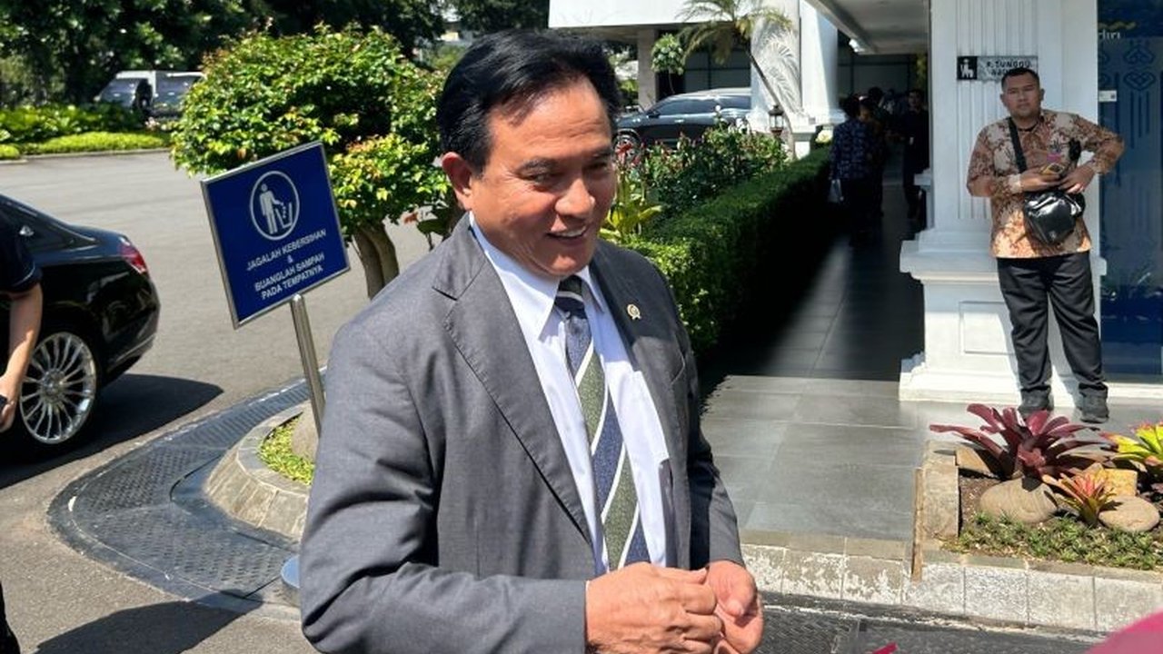 Menteri Koordinator Bidang Hukum, HAM, Imigrasi, dan Pemasyarakatan Yusril Ihza Mahendra tiba di Istana untuk bayar zakat pribadi dan ikuti Sidang Kabinet Prabowo bahas persiapan Lebaran 2026.