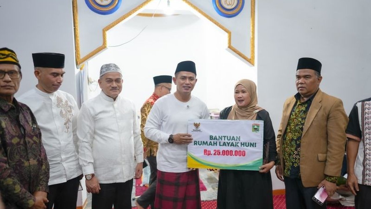 Bupati Solok Jon Firman Pandu menyalurkan Bantuan Bedah Rumah Solok dan sembako dari Baznas untuk warga kurang mampu di Saniang Baka, upaya nyata tingkatkan kesejahteraan.