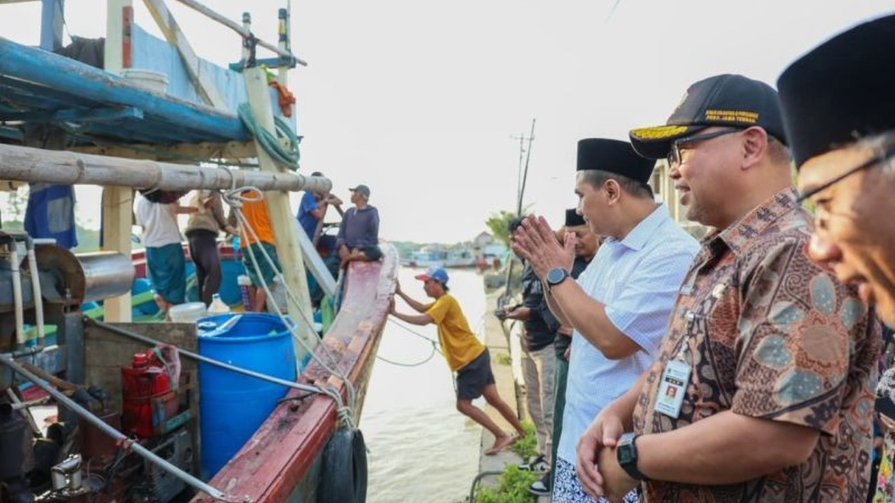 Wagub Jateng prioritaskan normalisasi sungai dan dermaga apung sebagai solusi penanganan rob Demak. Anggaran telah disiapkan, namun percepatan usulan desa sangat krusial agar manfaat segera dirasakan.