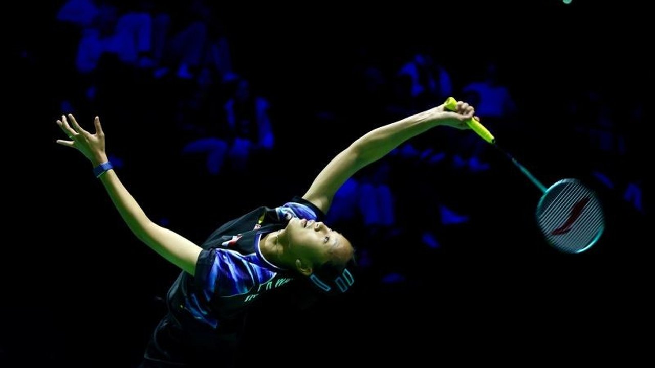 Pebulu tangkis tunggal putri Indonesia, Putri KW, berhasil melaju ke perempat final Swiss Open 2026 setelah menaklukkan wakil Malaysia. Kemenangan ini menjaga peluang Indonesia meraih gelar di turnamen bergengsi tersebut.