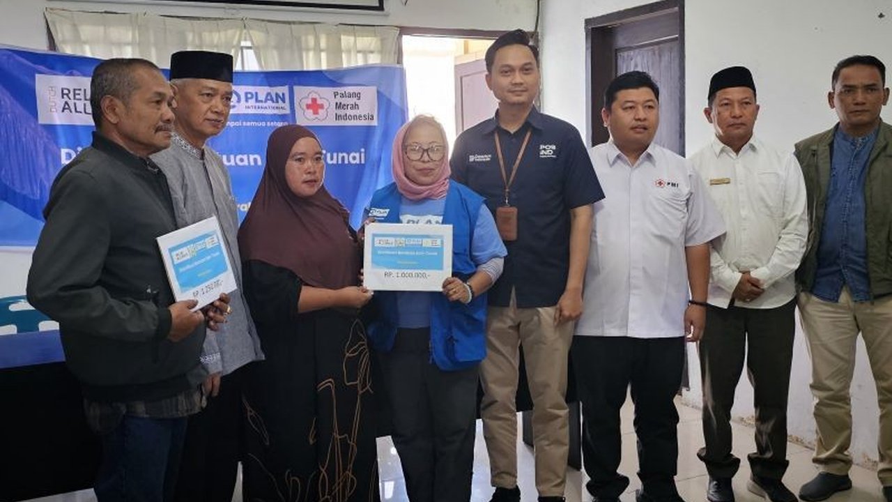 Yayasan Plan International Indonesia menyalurkan Multipurpose Cash Assistance (MPCA) kepada 3.400 keluarga terdampak banjir dan longsor di Aceh, memungkinkan mereka menentukan prioritas pemulihan pascabencana.