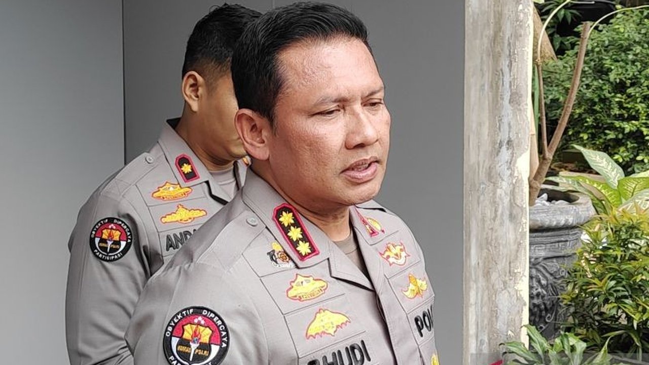 Polda Metro Jaya menduga dua orang terlibat dalam kasus penyiraman air keras terhadap Wakil Koordinator KontraS Andrie Yunus, penyelidikan intensif terus dilakukan untuk mengungkap kasus ini.