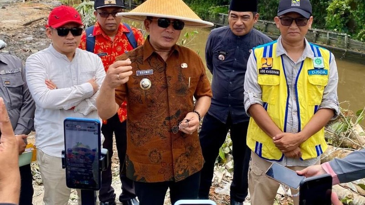 Pemerintah Kabupaten Kubu Raya gencar melakukan normalisasi sungai sepanjang tiga kilometer di dua desa untuk mencegah banjir, sekaligus menata kawasan bantaran sungai menjadi ruang publik yang representatif.