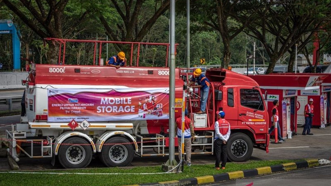 Anggota Komite BPH Migas Fathul Nugroho memastikan stok BBM Indonesia tetap aman, meskipun ada penutupan Selat Hormuz. Pemerintah telah menyiapkan alternatif pasokan, jadi masyarakat diminta tidak panik menghadapi gejolak di Timur Tengah.