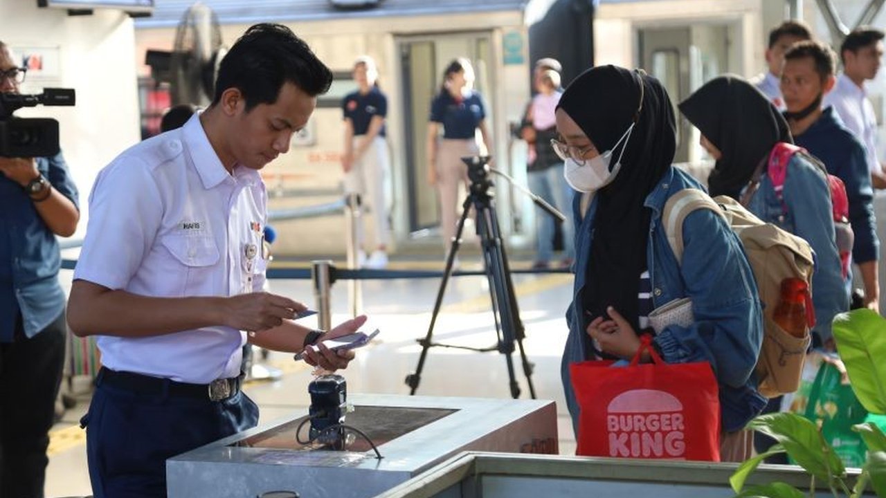 Jelang H-8 Lebaran 2026, PT KAI Daop 1 Jakarta mencatat puluhan ribu penumpang telah meninggalkan ibu kota, menandai dimulainya peningkatan Arus Mudik Lebaran 2026. Bagaimana persiapannya?