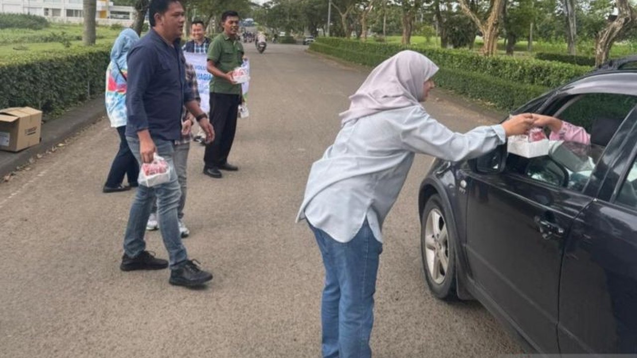BPJS Ketenagakerjaan Delta Mas menunjukkan kepedulian sosial dengan menggelar aksi karyawan relawan, membagikan paket berbuka puasa kepada masyarakat di Cikarang, mempererat silaturahmi di Bulan Suci Ramadhan.