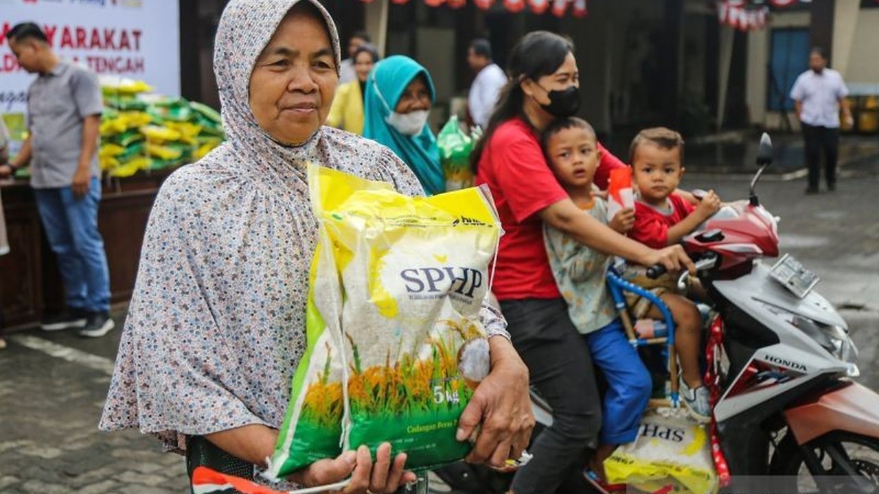 Perum Bulog bersama Polda Jawa Tengah kembali menggelar Gerakan Pangan Murah (GPM) di berbagai wilayah, menyediakan 78,6 ton beras dan kebutuhan pokok lainnya untuk meringankan beban masyarakat jelang Lebaran.