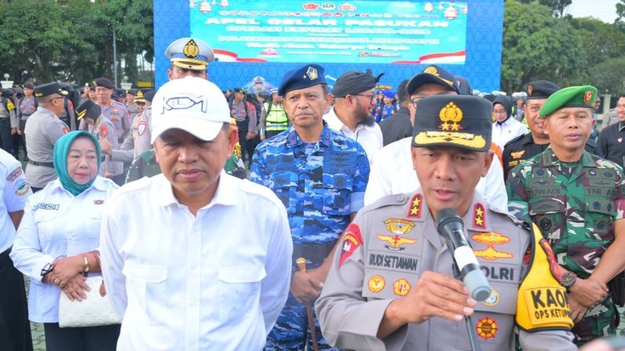 Polda Jabar memprediksi Puncak Arus Mudik Lebaran 2026 akan terjadi dalam dua gelombang. Ketahui strategi pengamanan dan rekayasa lalu lintas yang telah disiapkan untuk kelancaran perjalanan Anda.