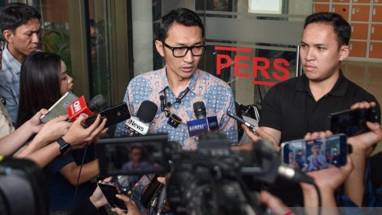 KPK resmi menetapkan Bupati Rejang Lebong Muhammad Fikri Thobari dan empat lainnya sebagai tersangka kasus korupsi. Penangkapan terjadi setelah OTT dugaan suap proyek Pemkab Rejang Lebong.