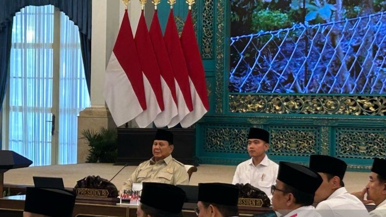 Presiden Prabowo Subianto menginstruksikan jajaran menteri untuk memastikan persiapan Lebaran 2026 berjalan optimal, fokus pada kelancaran arus mudik, stabilitas harga, dan kesejahteraan masyarakat.