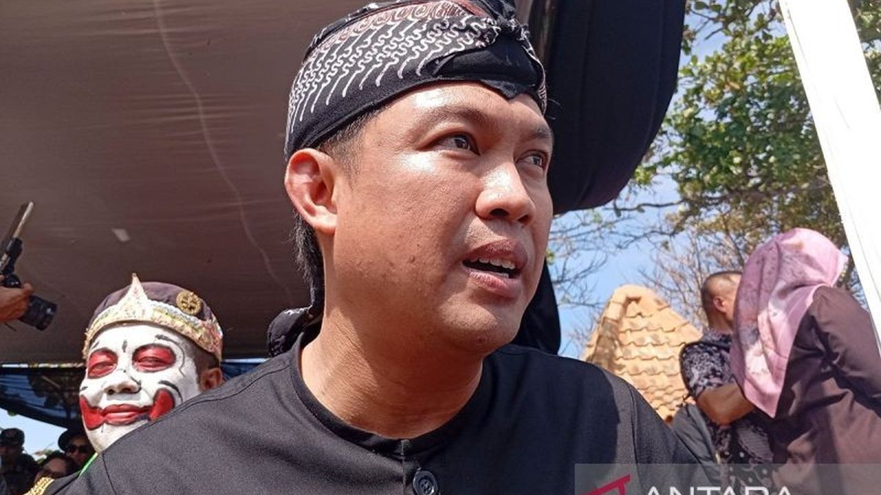 Pemerintah Kabupaten Cilacap tengah mengkaji langkah efisiensi anggaran, termasuk penerapan WFH bagi ASN, menyusul pemangkasan dana transfer pusat sebesar Rp393 miliar. Apa dampaknya bagi program daerah?