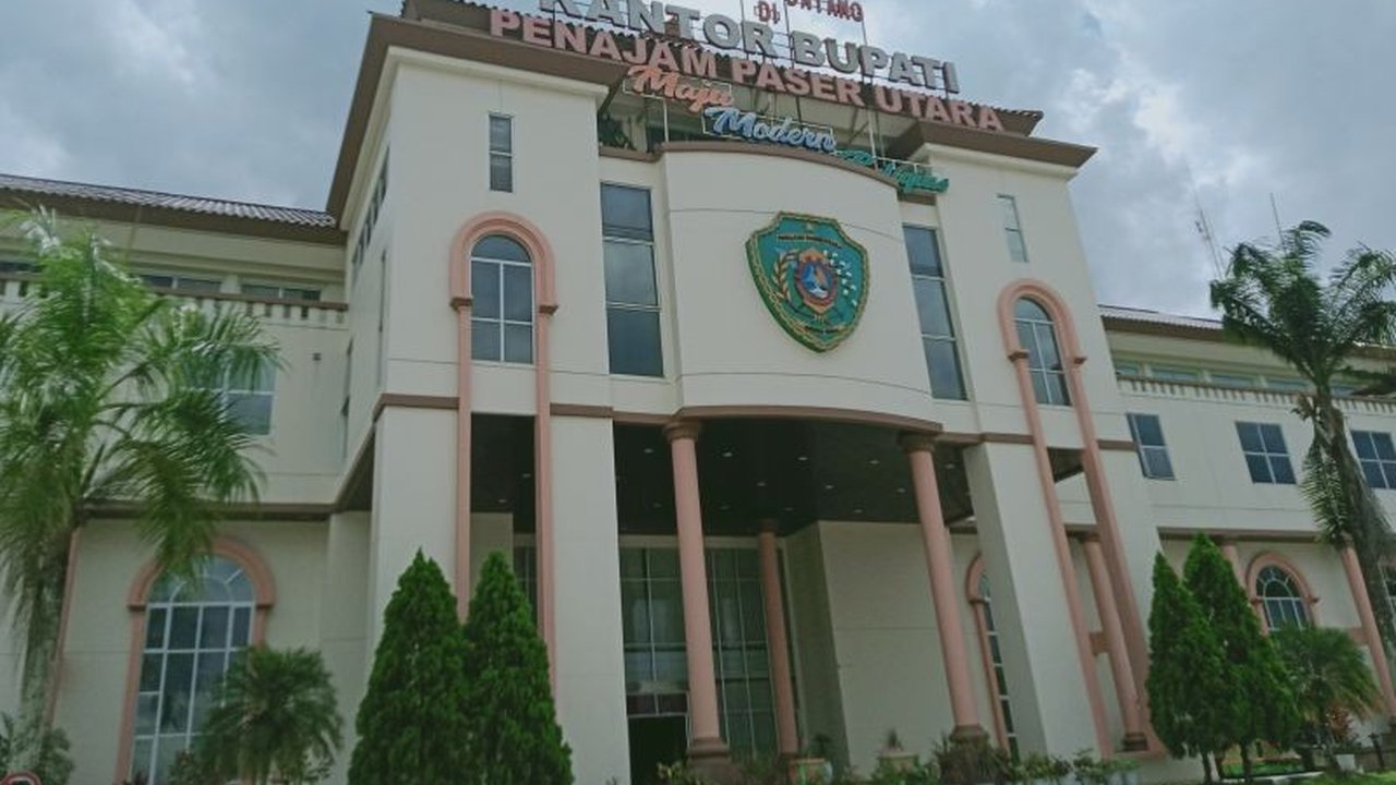 Pemerintah Kabupaten Penajam Paser Utara (PPU) telah mencairkan Tunjangan Hari Raya (THR) sebesar Rp54,8 miliar untuk ASN, P3K, PJLP, perangkat desa, dan DPRD. Langkah ini diharapkan dapat mendorong daya beli masyarakat dan pertumbuhan ekonomi lokal.