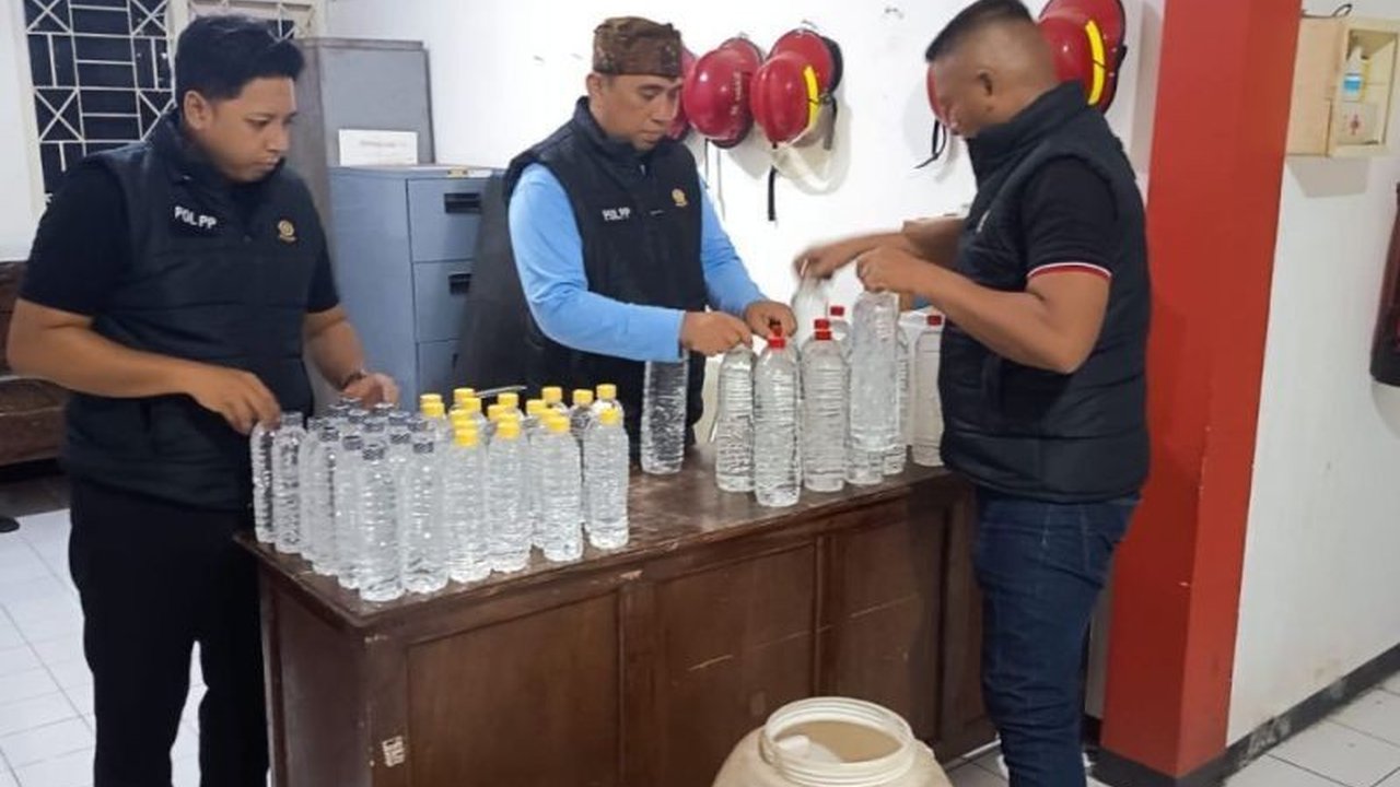 Tim Satpol PP Probolinggo berhasil menyita puluhan botol minuman keras (miras) jenis arak Bali dari sebuah toko yang berlokasi strategis dekat pondok pesantren di Desa Klasemen, Kabupaten Probolinggo, menyusul laporan keresahan masyarakat.