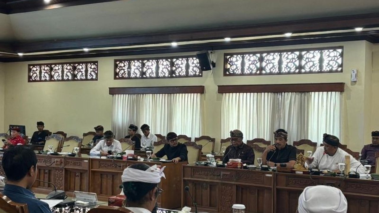 DPRD Bali mengingatkan kembali seruan bersama terkait pelaksanaan Nyepi dan Takbiran di Bali yang berpotensi berbarengan, menekankan pentingnya sikap saling menghormati dan antisipasi guna menjaga kekhusyukan ibadah.