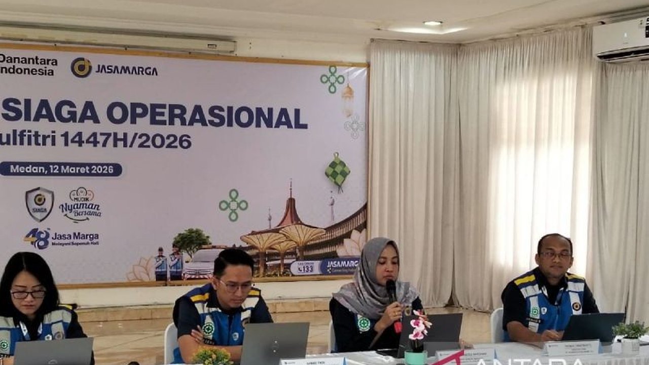 PT Jasamarga Nusantara Tollroad (JNT) Regional Division memprediksi peningkatan signifikan volume kendaraan di Tol Belmera saat Lebaran 2026, mencapai 1.756.568 unit. Simak persiapan dan imbauan penting untuk perjalanan mudik yang aman dan nyaman.