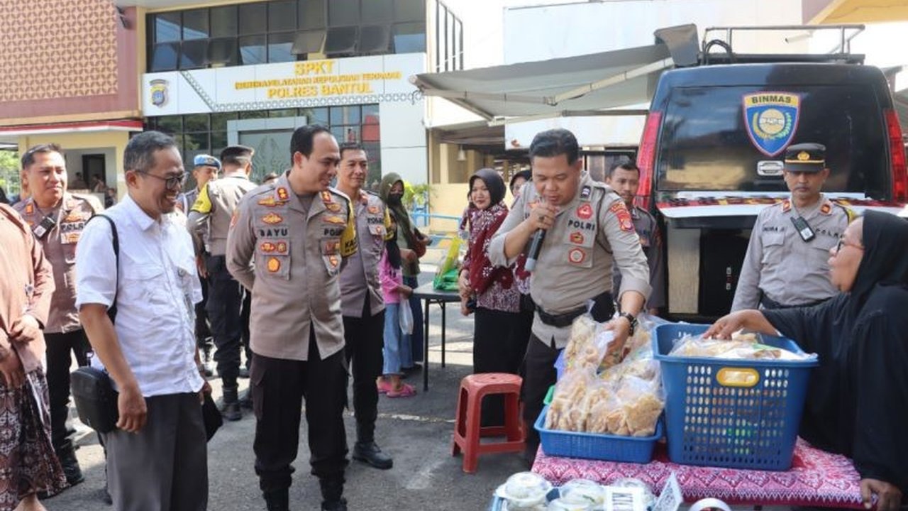 Polres Bantul menggelar Gerakan Pangan Murah dengan menggandeng UMKM lokal, langkah konkret menjaga stabilitas harga pangan dan menekan inflasi di wilayah Bantul.