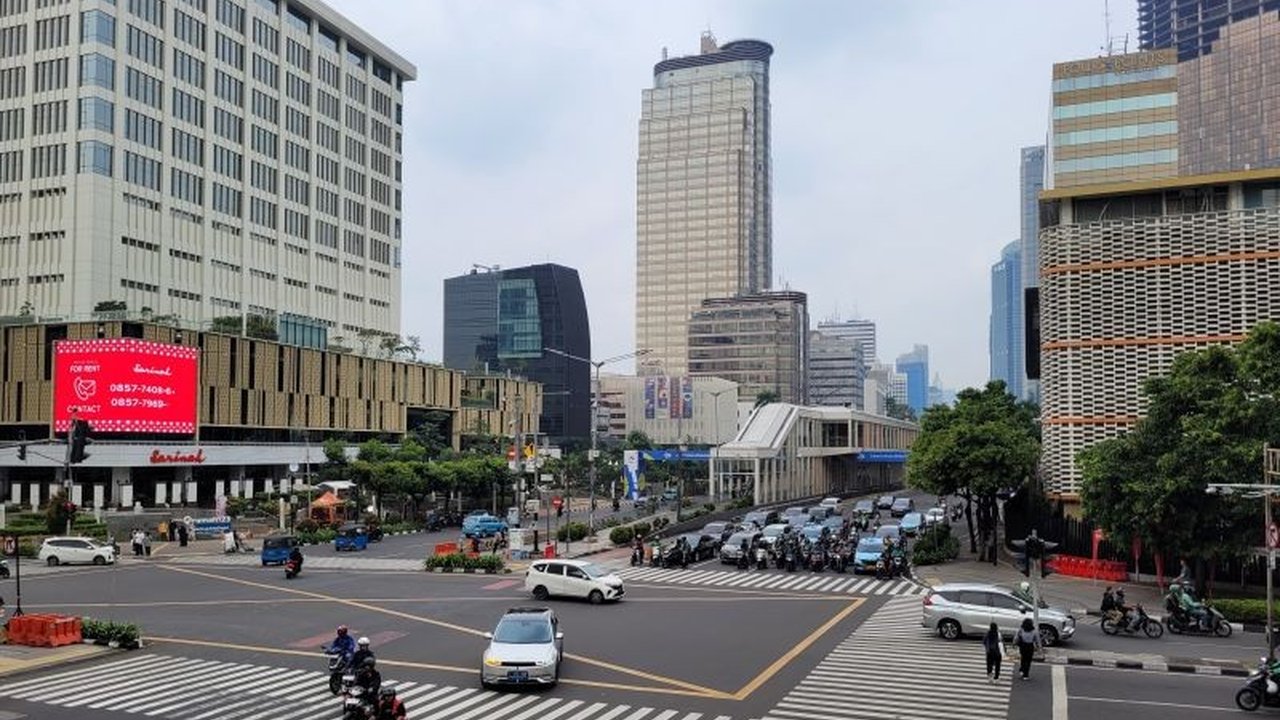 BMKG memprediksi cuaca Jakarta berawan di siang dan sore hari, dengan potensi hujan ringan di Jakarta Selatan dan Timur; waspada perubahan cuaca.
