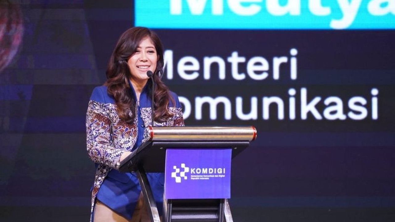 Menteri Komunikasi dan Digital (Menkomdigi) Meutya Hafid menekankan krusialnya **peran pers di era AI dan disinformasi** sebagai penjaga integritas informasi dan ruang publik yang sehat, bukan pilihan.