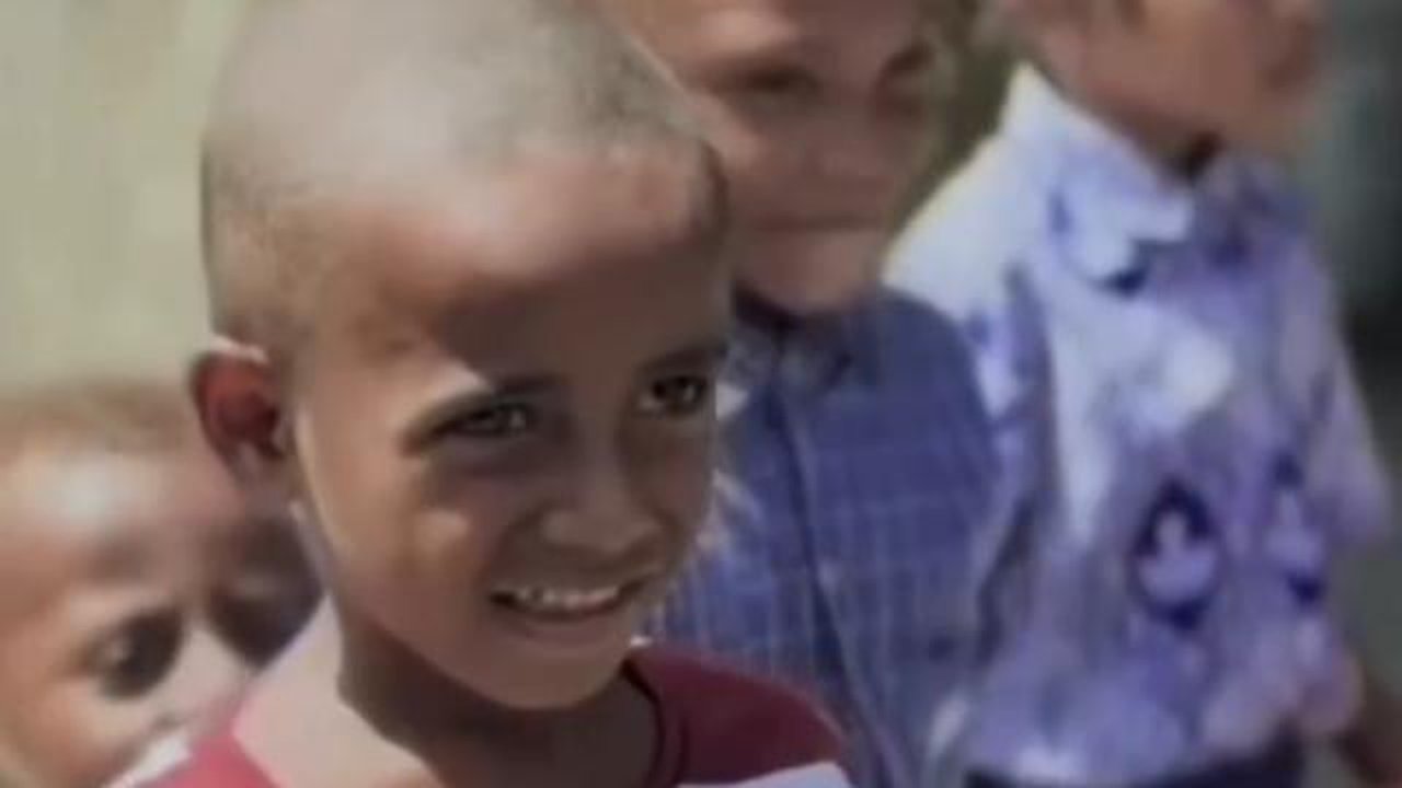 Antusiasme anak-anak Papua terlihat saat kapal pengantar MBG tiba di pesisir Danau Sentani. Kedatangan kapal ini disambut meriah dan menjadi momen penuh semangat bagi warga setempat