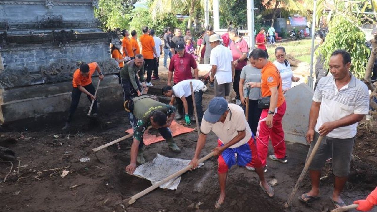 Pemerintah Kabupaten Buleleng menggerakkan ratusan warga dari berbagai elemen untuk bergotong royong membersihkan material banjir di Kecamatan Banjar dan Seririt, Bali, menunjukkan kepedulian pemerintah daerah.