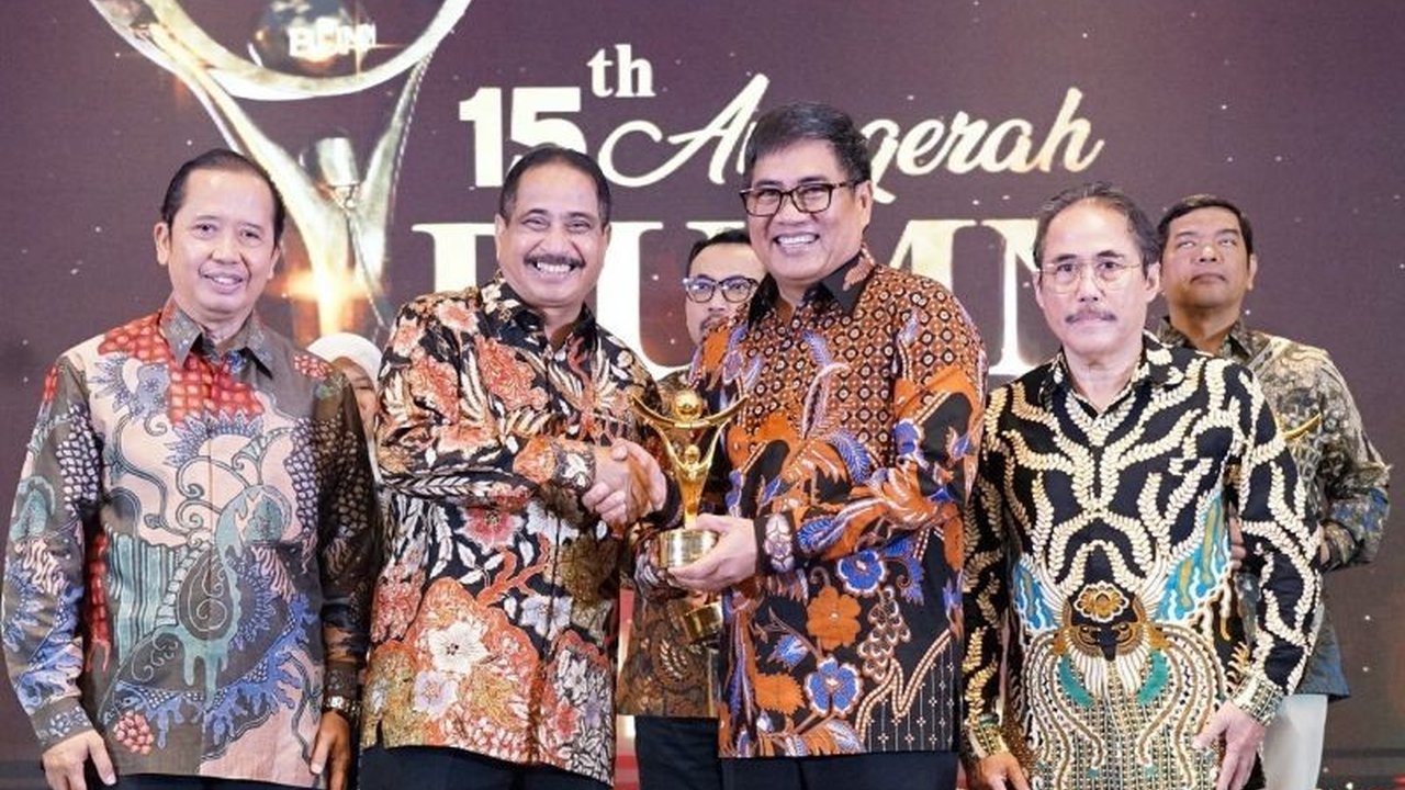 Petrokimia Gresik kembali menorehkan prestasi gemilang dengan meraih dua Anugerah BUMN 2026, termasuk penghargaan Best CEO untuk Direktur Utama. Simak strategi inovatif mereka dalam mendukung agroindustri nasional dan ketahanan pangan Indonesia.