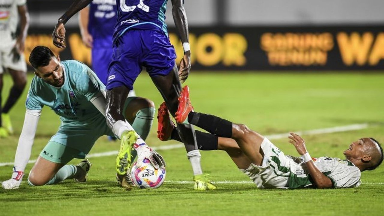 Kiper Persita Tangerang, Igor Rodrigues, buka suara mengenai **pencapaian Persita Tangerang** yang kini merangsek ke lima besar BRI Super League, hasil dari kerja keras tim yang konsisten.