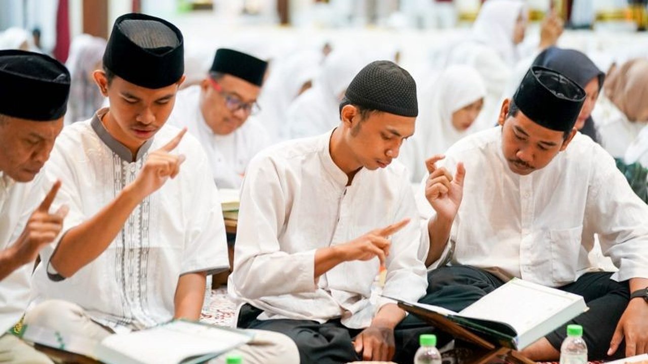Gubernur Khofifah Indar Parawansa memimpin Khotmil Quran Inklusif di Gedung Negara Grahadi, melibatkan perangkat daerah dan komunitas Sobat Dili, menegaskan komitmen inklusivitas di Ramadhan 1447 H.