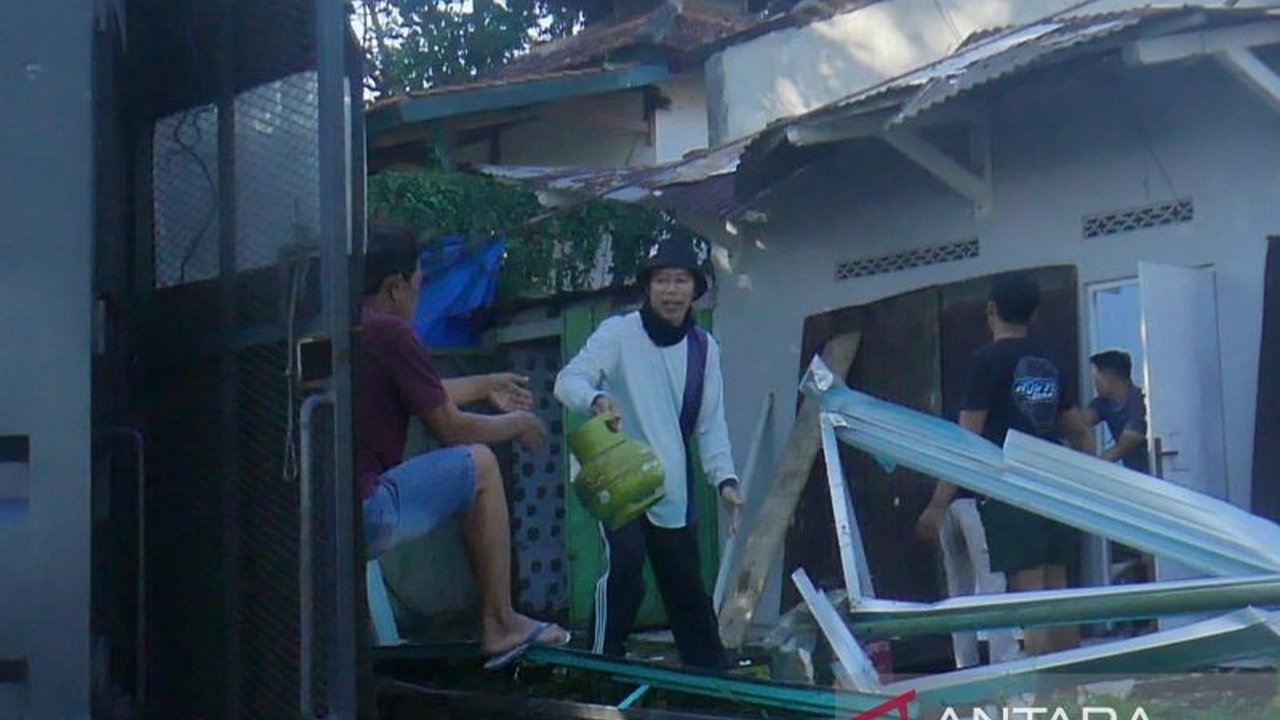 Sebuah gudang yang diduga menjadi lokasi pengoplosan LPG di Temanggung meledak dan terbakar dini hari tadi, menyebabkan empat korban luka bakar dan penanganan intensif oleh Polres Temanggung.