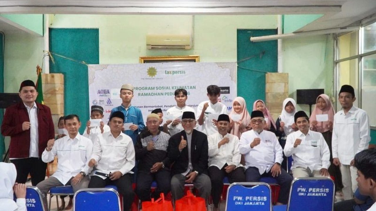 Pimpinan Wilayah Persatuan Islam (PW Persis) DKI Jakarta menyalurkan beasiswa pendidikan sarjana kepada 250 mahasiswa serta santunan bagi kelompok rentan melalui program Ramadhan Peduli 2026, menegaskan komitmennya terhadap pendidikan dan kepedulian sosia
