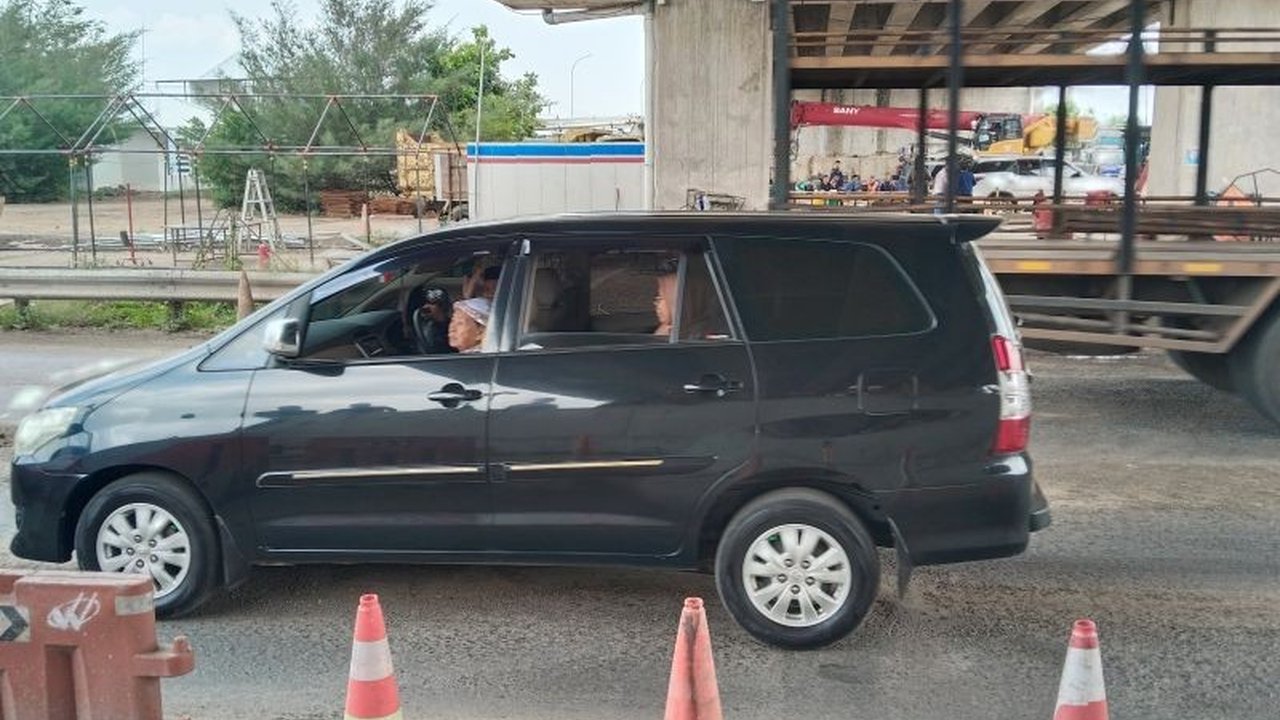 Setelah sempat mengalami kemacetan parah di hari pertama pembukaan fungsional, Exit Tol Betung kini kembali lancar, memastikan arus mudik berjalan mulus.
