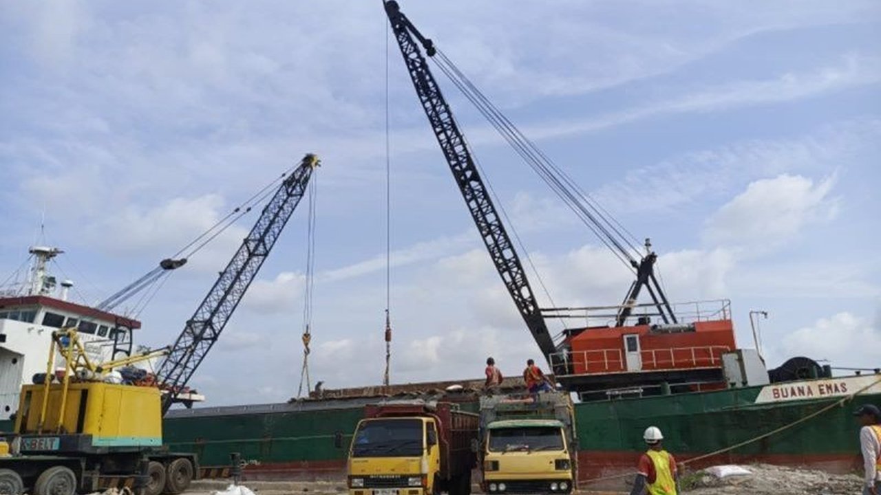 PT Pelindo Pangkalpinang siap memberikan layanan bongkar muat barang selama 24 jam penuh, memastikan ketersediaan kebutuhan pokok masyarakat menjelang dan selama Hari Raya Idul Fitri 2026.