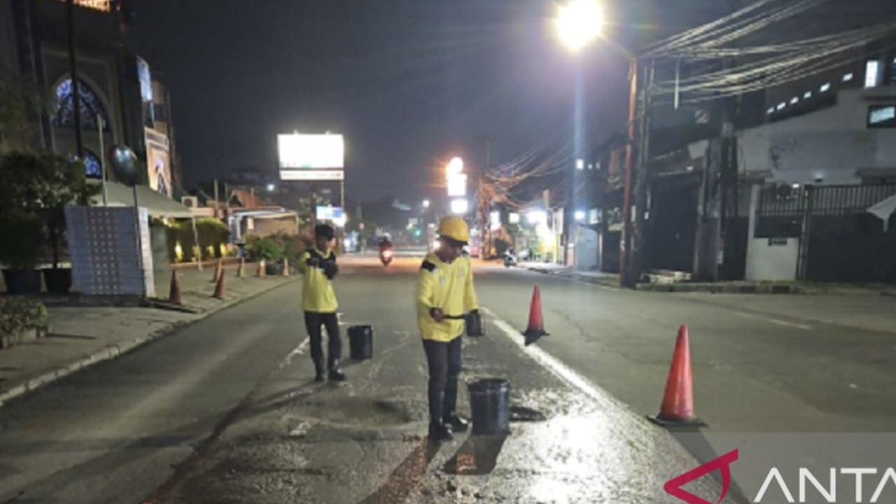 Dinas PUPR Kota Tangerang telah merampungkan pengaspalan sejumlah titik jalan rusak demi kelancaran arus mudik Lebaran. Simak lokasi dan target penyelesaian Pengaspalan Jalur Mudik Tangerang di sini.