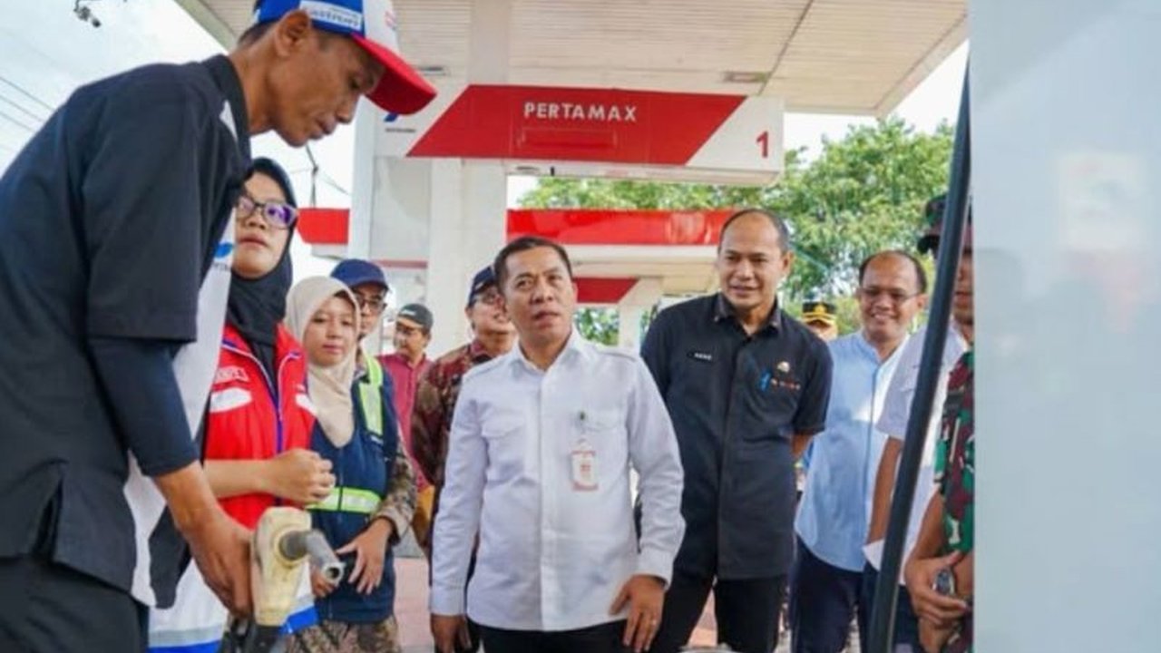 Bupati Karawang Aep Syaepuloh meninjau SPBU dan depo BBM Cikampek untuk memastikan ketersediaan BBM di Karawang aman dan kualitasnya terjaga jelang musim mudik Lebaran, sekaligus menepis isu kelangkaan.