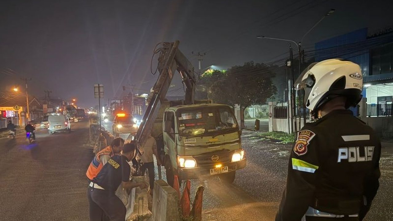 Polres Karawang dan Dinas Perhubungan Karawang menutup puluhan U-turn di jalur Pantura dan arteri untuk kelancaran arus mudik Lebaran 2026. Penutupan U-turn Karawang ini diharapkan dapat meminimalisasi kemacetan dan meningkatkan keamanan perjalanan.