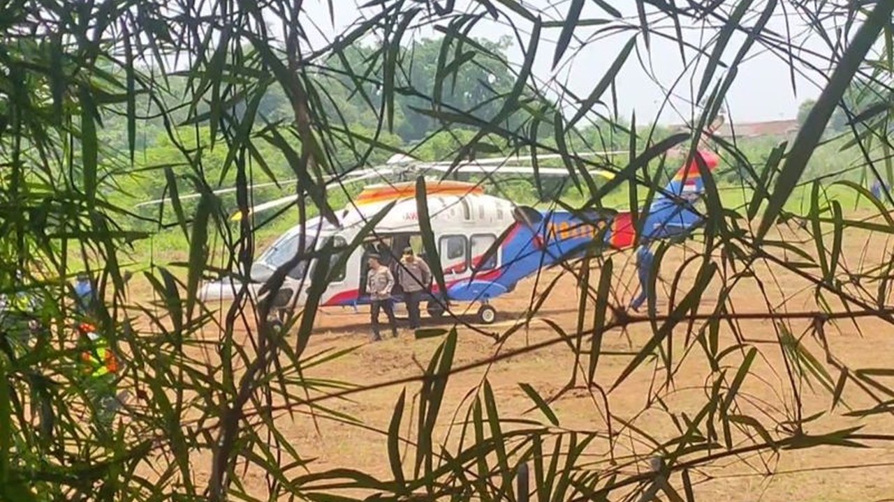 Wakapolri Komjen Pol. Prof. Dr. Dedi Prasetyo melakukan pengawasan arus mudik secara langsung di rest area KM 57 Tol Jakarta-Cikampek, memastikan kelancaran Operasi Ketupat Lodaya 2026.