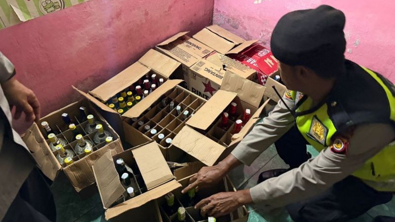 Polres Bantul secara aktif menggencarkan operasi pemberantasan minuman keras di berbagai wilayah, memastikan keamanan dan ketertiban masyarakat tetap kondusif selama Ramadhan hingga Idul Fitri 1447 Hijriah. Tindakan ini merupakan tindak lanjut instruksi p