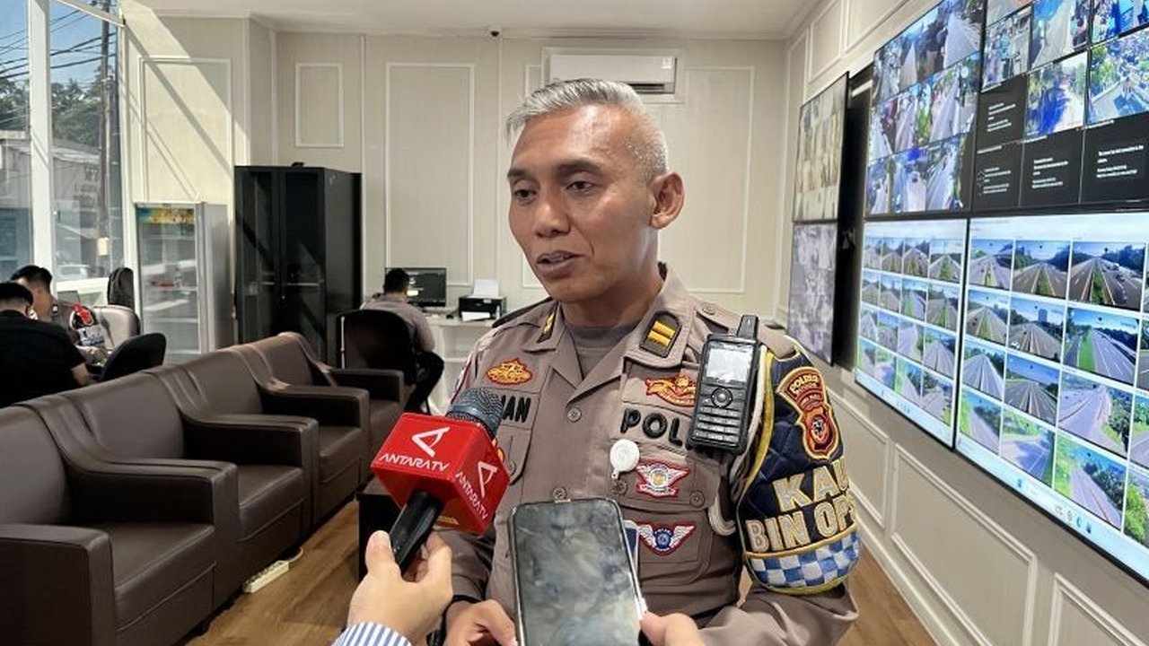 Polres Bogor menyiapkan skema rekayasa lalu lintas Puncak, termasuk sistem satu arah sepenggal, untuk mengantisipasi kepadatan kendaraan selama arus mudik Lebaran 2026. Simak detail pengaturannya di sini!