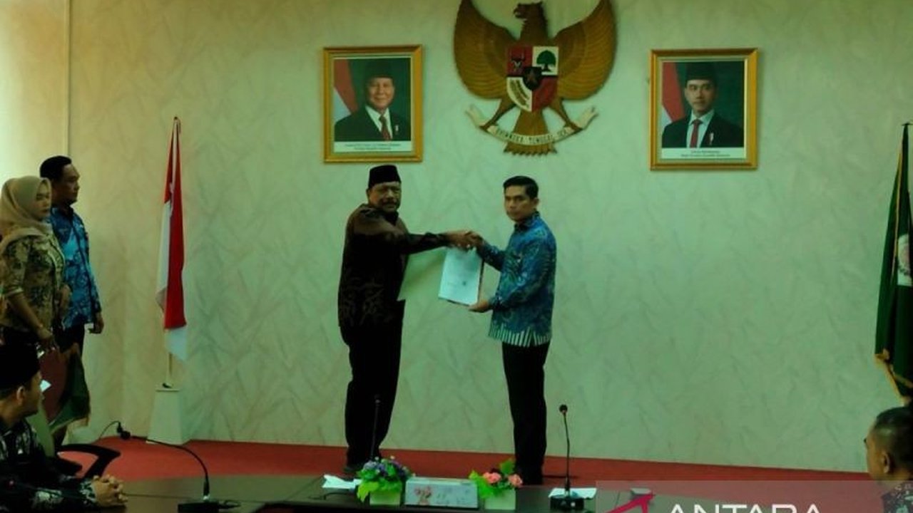 Wakil Bupati Hendri Praja resmi ditunjuk sebagai Plt Bupati Rejang Lebong oleh Mendagri setelah bupati nonaktif tersandung kasus hukum, memastikan pelayanan publik tetap optimal.